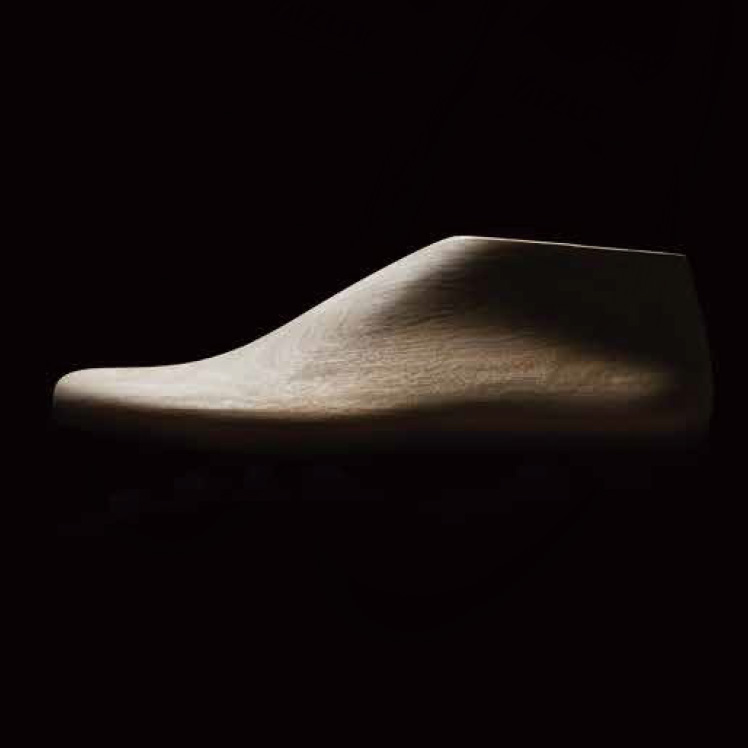 研ぎ澄まされた素足感覚を生み出すために設計された足型。