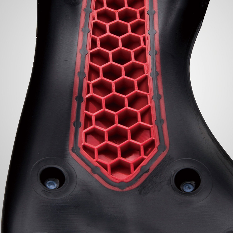 剛性と軽量を両立した新デザインアウトソール