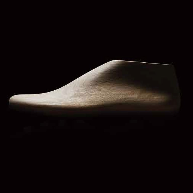 研ぎ澄まされた素足感覚を生み出すために設計された足型。