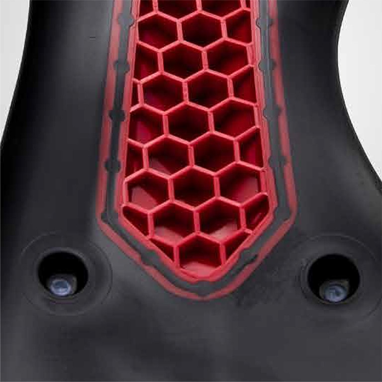 剛性と軽量を両立した新デザインアウトソール